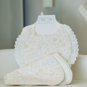 Set babero y toalla repetidora beige olan